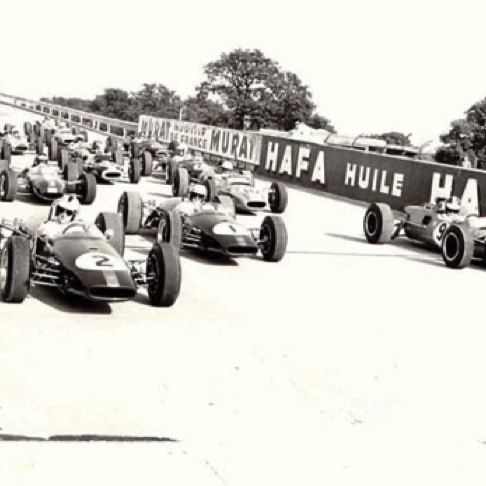 Montlhéry  D.Hulme, J.Brabham  et JP.Beltoise, en première ligne font barrage !